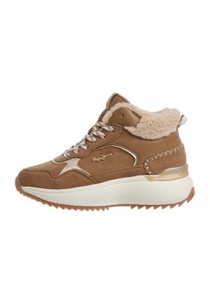 Brauner High-Top-Sneaker mit weißer Sohle, flauschigem beigem Innenfutter, weißen gemusterten Schnürsenkeln und gebrandetem seitlichem Detail.