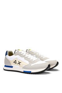 Sneaker grigio chiaro con accenti bianchi e blu, dotati di tomaia testurizzata, punta rotonda, suola in gomma e logo a contrasto di lato.