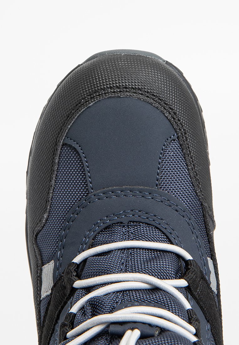 Ciemnoniebieski but trekkingowy z teksturowanym czarnym noskiem z gumy, szarymi sznurowadłami i siateczkowymi detalami. Oferuje wzmocnione szwy oraz wyściełany kołnierz.