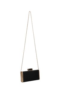 Bolso de mano rectangular negro con marco metálico dorado y cadena para el hombro. Cuenta con cierre de pestillo superior y textura suave.