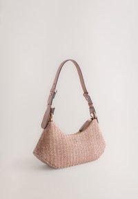Petit sac à main tissé avec une sangle en cuir rose clair et une fermeture éclair dorée, présenté sur un fond uni clair.