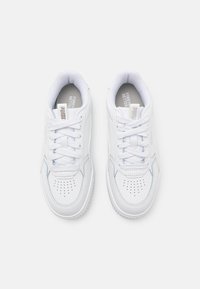 Puma KAR REBELLE JR biały