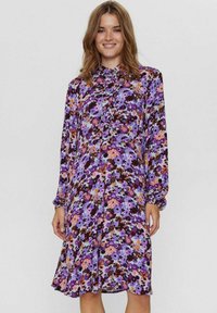 Rochie lungă violetă cu un model floral, având flori roz, portocalii și albe; design cu nasturi pe față; manșete căptușite; țesătură fluidă.