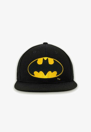 Gorra negra con un gran logo amarillo de Batman en la parte frontal. La gorra tiene un visor plano y una corona estructurada, hecha de un tejido texturizado.