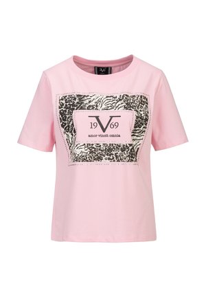 Rosa kurzärmeliges T-Shirt mit einem Leopardenmuster in Quadratform und dem Text "19 V 69 amor vincit omnia", umrahmt von kleinen Strasssteinen.