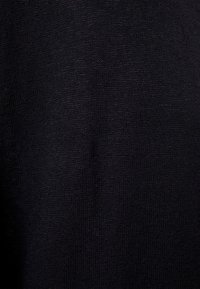 Czarny dzianinowy materiał o gładkiej fakturze i subtelnym połysku, prezentujący drobny, jednolity wzór ściegu na całej powierzchni.