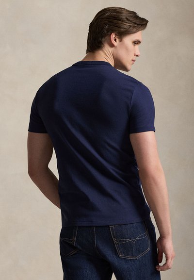 Μπλούζα κοντομάνικη σε ναυτικό μπλε χρώμα, με στρογγυλή λαιμόκοψη, κατασκευασμένη από απαλό ύφασμα. Διαθέτει ομαλή υφή και εφαρμοστή γραμμή και φοριέται με σκούρο τζιν.