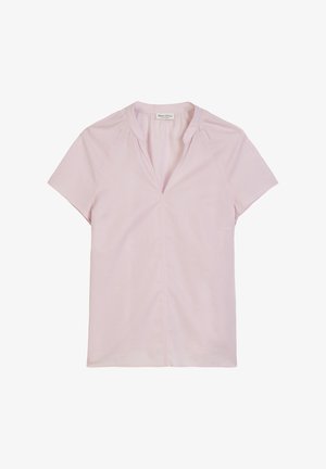 Jasnoróżowa bluzka z krótkim rękawem i dekoltem w kształcie litery V, o miękkiej teksturze i delikatnym marszczeniu na ramionach. Gładki przód bez wzorów.