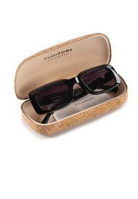Czarne polaryzacyjne okulary przeciwsłoneczne w prostokątnym kształcie, umieszczone w korkowym etui. W zestawie miękka ściereczka do czyszczenia.