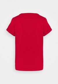 T-shirt rouge uni à manches courtes avec revers de manches, vu de dos sur un fond blanc uni.