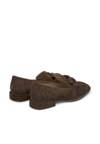Braune Wildleder-Slipper mit flachem Absatz, die über ein markantes, ineinander verwobenes Riemendesign und dezente Steppdetails verfügen.