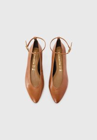 Tamaris Bailarinas con hebilla - cognac
