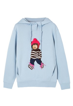 Svetlomodrá mikina s kapucňou, na ktorej je medveď v pruhovanom svetri, modrých nohaviciach, ružových šnúrkach a ružovej pletenej čiapke. Mikina má šnúrky na zaväzovanie a gombíky.