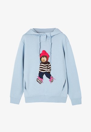 Šviesiai mėlynas džemperis su gaubtu, ant kurio pavaizduotas meškutis dėvintis dryžuotą megztinį, mėlynas kelnes, rožines raištelius ir rožinę megztą kepurę. Yra raišteliai ir sagos.