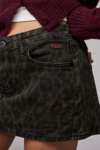 Denim krilo v olivno zeleni barvi s črnim leopardjim vzorcem. Ima pet žepov, okovje v bakreni barvi in rdeč logotip 'BDG'.