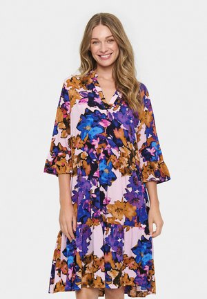 Blumen Kleid mit einem pinkfarbenen Grundton und blauen, lila und braunen Blumen. Es hat einen V-Ausschnitt, 3/4-Ärmel mit Glockenform und eine ausgestellte Silhouette.