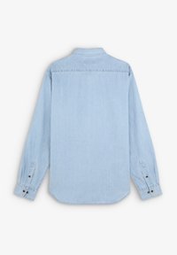 Lyseblå denimskjorte med lange ærmer, spids krave, knap-ned manchetter og en buet kant. Glat tekstur med synlig syning.