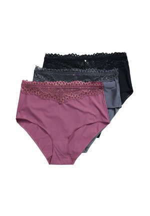 Tres bragas de talle alto en malva, gris pizarra y negro, cada una con una cintura decorativa de encaje, dispuestas sobre un fondo blanco.