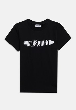 Sort kortærmet t-shirt med hvid penselstrøg og "MOSCHINO" trykt hen over brystet, lagt fladt på en lys baggrund.