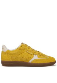Sneaker in suede giallo con accenti in pelle beige, dettagli perforati sui lati e suola in gomma marrone con logo.