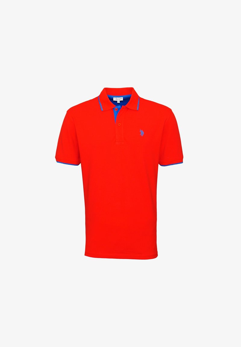 Polo rouge à manches courtes avec bord bleu au col, patte de boutonnage à deux boutons et petit logo bleu brodé sur la poitrine gauche.