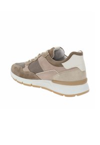 Sneaker che presenta una combinazione di pannelli in suede beige e mesh, con un tallone bianco e una leggera intersuola bianca. Suola in gomma.