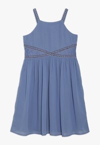 Jasnoniebieska, bezrękawnikowa sukienka z plisowanym korpusem, koronkowym akcentem i zdobieniem z koralików w talii, zwiewna spódnica o gładkiej fakturze.