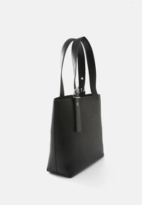 Schwarze Ledertasche mit strukturiertem Shape, flachem Boden, zwei langen Schulterriemen und einer seitlichen Schließe. Glatte Textur, minimalistisches Design.