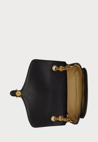 Bolsa de couro preta com um exterior texturizado, detalhes em hardware dourado e um interior em acetato. Apresenta detalhes em corrente no interior.