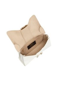 Borsa a mano bianca in pelle con interno beige, caratterizzata da una forma strutturata, hardware dorato e chiusura a scatto. L'interno include una tasca.
