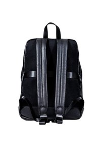 Mochila negra con materiales de cuero y malla, forma rectangular, correas ajustables y un asa superior; presenta una superficie texturizada.