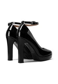Scarpe con tacco alto in vernice nera, dotate di una cinghia alla caviglia, punta arrotondata, suola piattaforma e design con tacco spesso. Texture liscia e lucida.