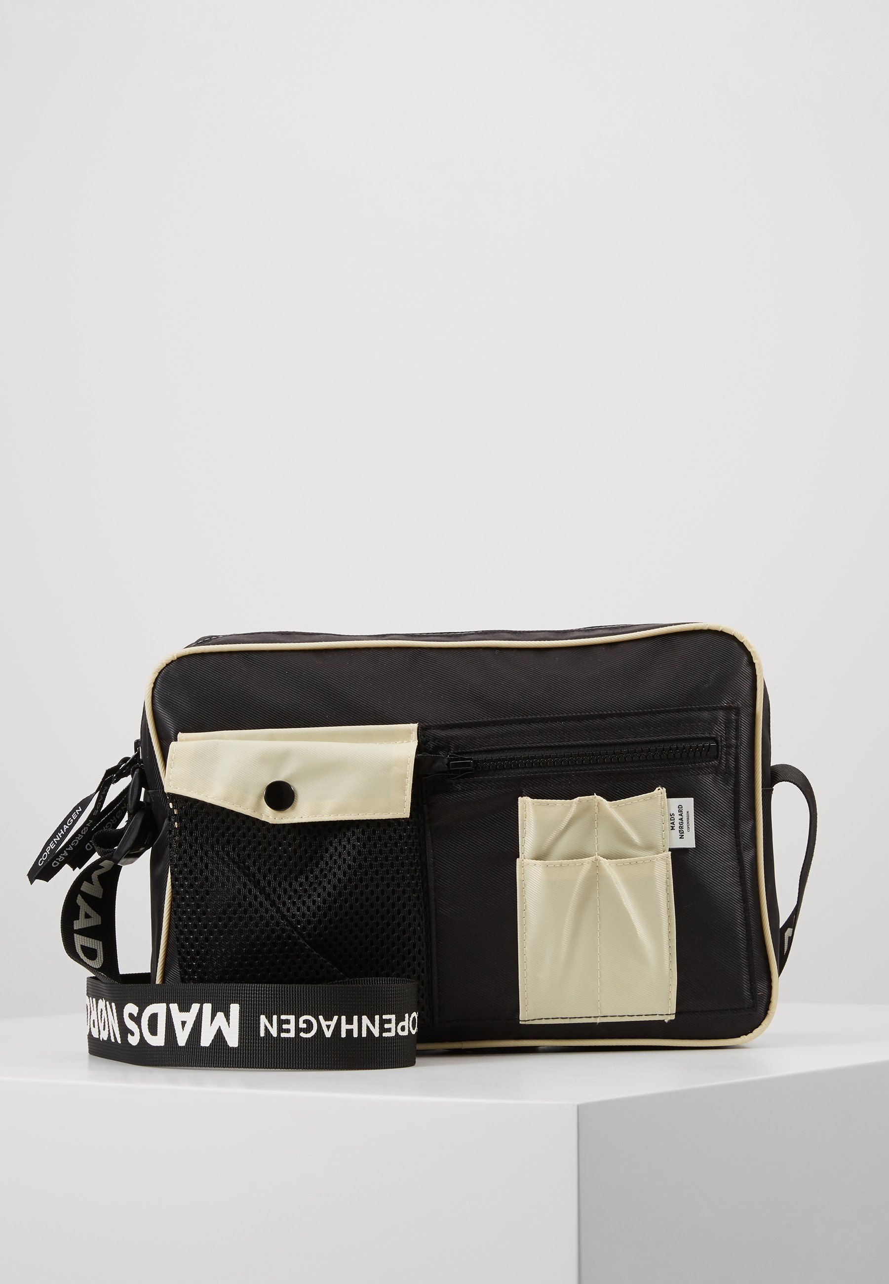 Mads Nørgaard BEL COUTURE CAPPA BASE Skulderveske black Mads Nørgaard BEL COUTURE CAPPA BASE Skulderveske black