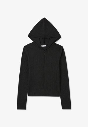 Felpa nera a coste con zip, maniche lunghe e cappuccio a punta. Il materiale sembra morbido e presenta un motivo testurizzato in tutto il capo.