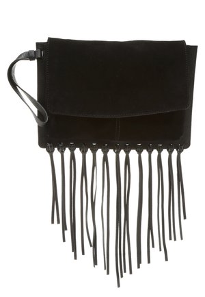 Sort ruskind kuvertclutch med håndledsrem og lange læderfrans, der hænger fra den nederste kant.