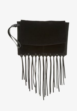Pochette enveloppe en daim noir avec lanière de poignet et longues franges en cuir suspendues au bord inférieur.