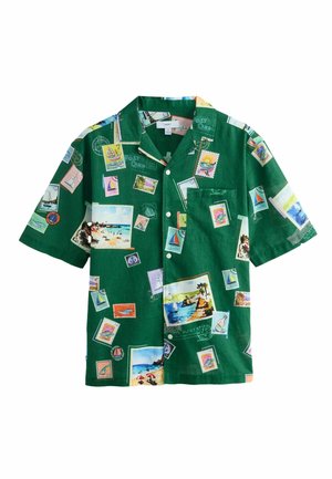 Grünes kurzärmliges Hemd mit Knopfleiste und bunten Postwertzeichen- und Postkartenmotiven mit Segelbooten, Stränden und tropischen Szenen.