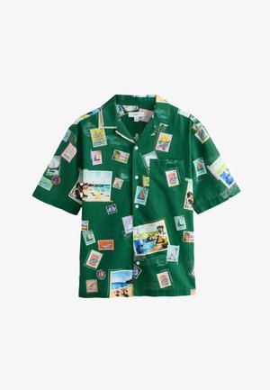 Cămașă verde cu mâneci scurte, cu nasturi, cu imprimeuri colorate cu timbre poștale și cărți poștale reprezentând bărci cu vele, plaje și scene tropicale.