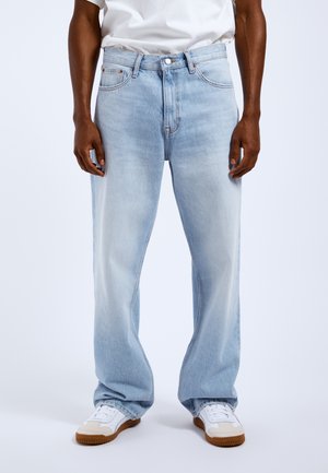 Jeans in denim blu chiaro con vestibilità rilassata, dotati di cinque tasche, passanti per cintura e una chiusura classica con bottone e zip.
