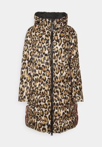 Chaqueta de plumón con estampado de leopardo y capucha, que cuenta con un cierre de cremallera y una textura acolchada brillante. El patrón incluye acentos en color marrón claro y negro.