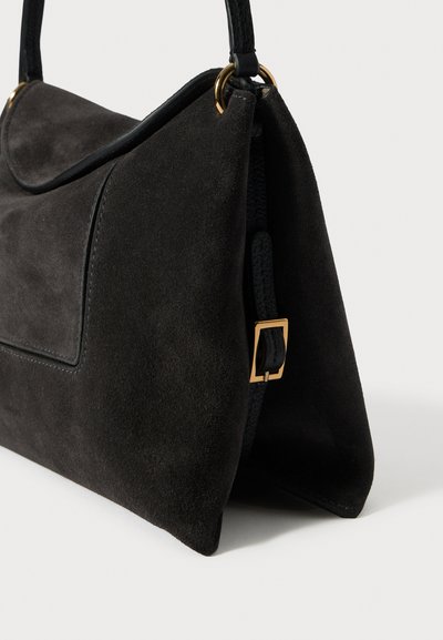 Zwarte suède handtas met een gestructureerde vorm, voorzien van een textuurgrepen en gouden hardware accenten. Gladde oppervlakte met een contrastkleurige naad detail.