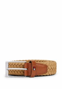 Ceinture tressée beige avec un design en tresses, dotée d'une boucle en métal argenté et d'un accent en cuir marron avec un patch logo.