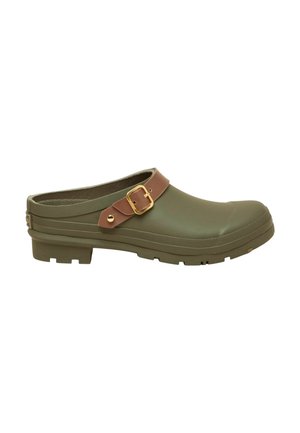 Olivgrüner Slip-On Clog mit robustem Absatz und braunem verstellbarem Riemen mit goldener Schnalle vor weißem Hintergrund.