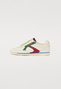 Sneaker blanc avec des accents verts, bordeaux et roses. Empeigne en cuir lisse, bout rond, design à lacets et semelle extérieure bleue.