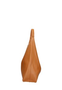 Borsa in pelle marrone con forma triangolare, una sola tracolla e superficie testurizzata, caratterizzata da una cucitura lungo il lato per conferirle struttura.