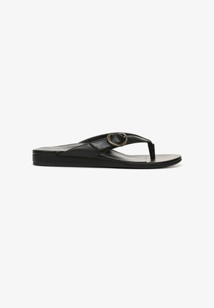 Sandale en cuir noir à lanière avec une semelle compensée basse et un détail de boucle latérale sur la bride.