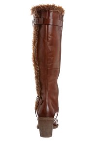 Stivale marrone in pelle fino al ginocchio con rivestimento in pelliccia sintetica, cinturino regolabile con fibbia e tacco marrone testurizzato, caratterizzato da una finitura liscia e opaca.