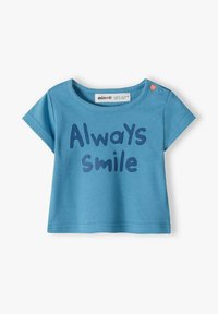 Modré bavlněné tričko s krátkými rukávy, kulatým výstřihem a grafickým potiskem s nápisem "Always Smile" ve tmavě modré barvě. Má patentky na rameni.