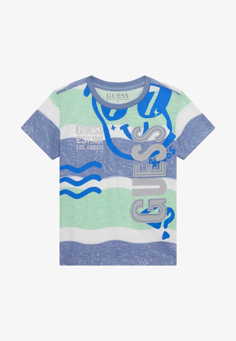 Helles blau- und grün gestreiftes T-Shirt mit dem aufgestickten Schriftzug "GUESS" in Grau und grafischen Elementen. Hergestellt aus Bio-Baumwolle. Kurze Ärmel.