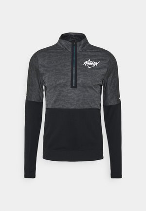 Pull-over de sport pour hommes à manches longues avec demi-fermeture éclair, blocs de couleur noir et gris foncé, et logo blanc "Mizrun" sur la poitrine en haut à gauche.